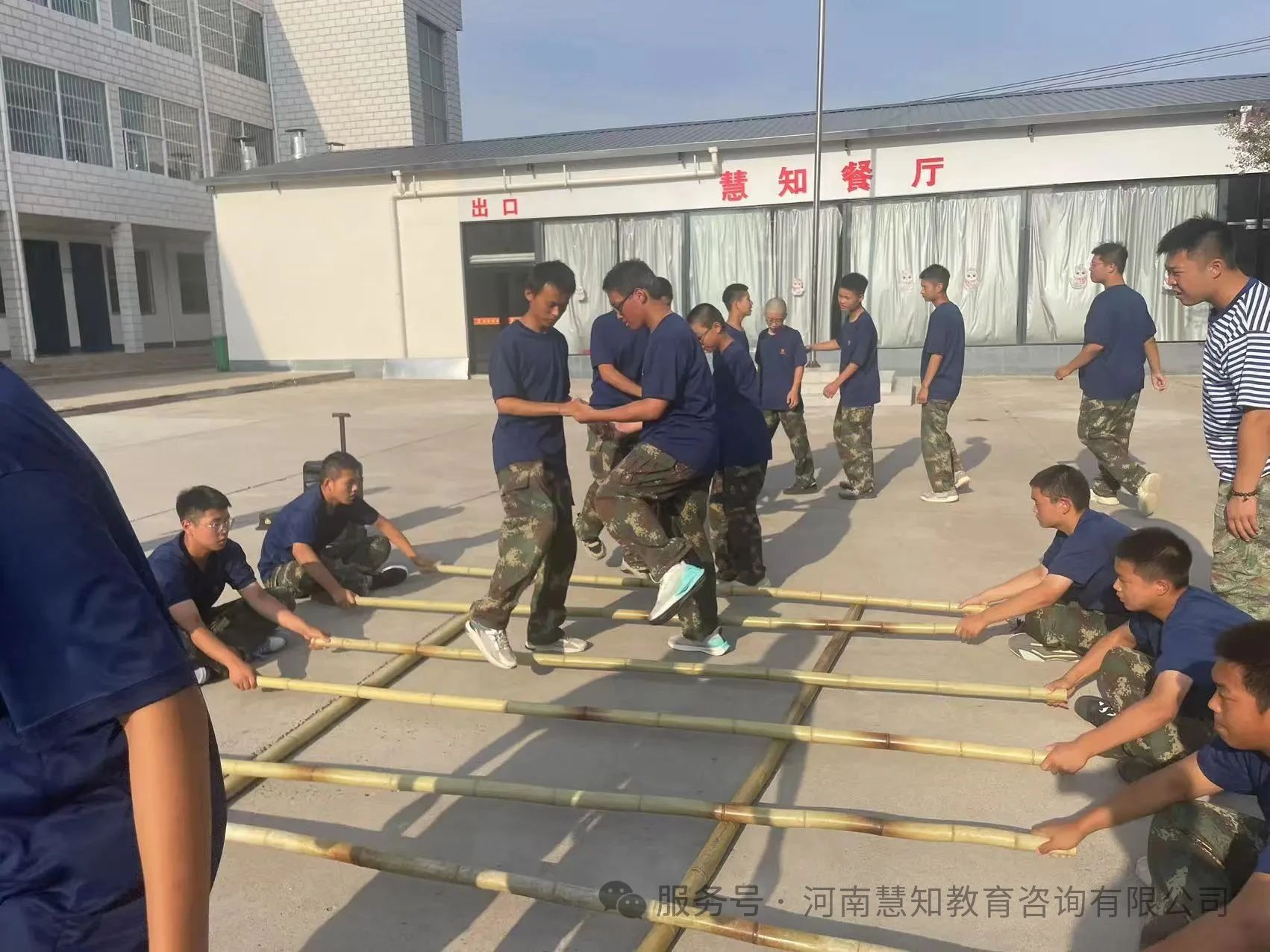 河南慧知，学生开展换了竹竿舞活动