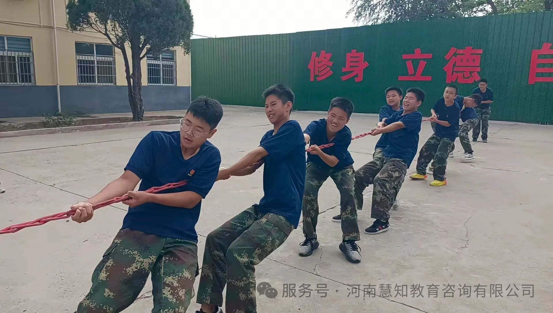 河南慧知 · 雨后拔河：青春在力量中绽放
